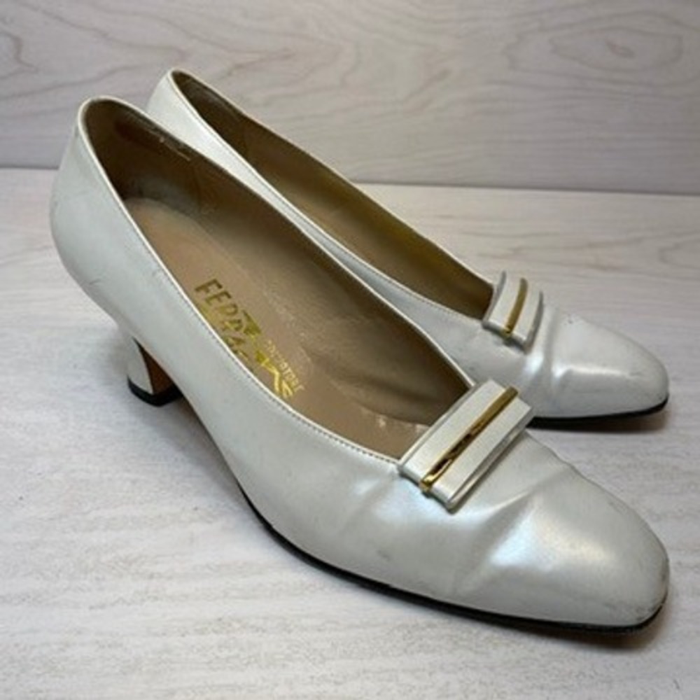 Salvatore Ferragamo Womens 6.5 B Pumps Mid Heel White Leather Gold Bar Italy